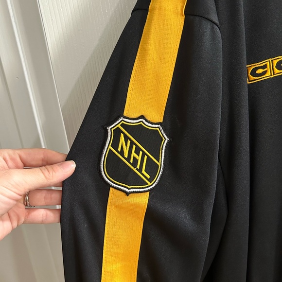 BOSTON BRUINS CCM 6 TIME NHL STANLEY CUP CHAMPIONS BANNER JACKET SIZE XL - Picture 3 of 7
